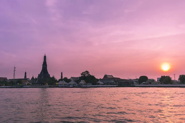 Phra Prang Wat Arun, o belo templo ao longo do rio Chao Phraya ao pôr do sol em Bangkok, Tailândia — Fotografia de Stock