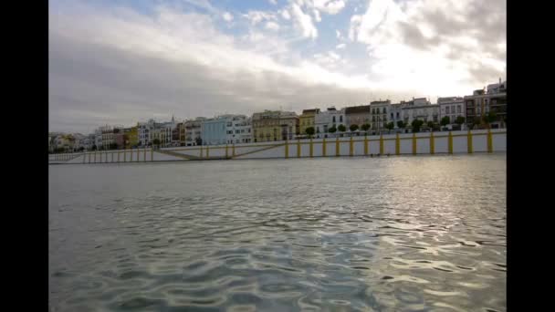 Vista del río Guadalquivir y el barrio de Triana en Sevilla, Andalucía, España y la gente remando — Vídeo de stock