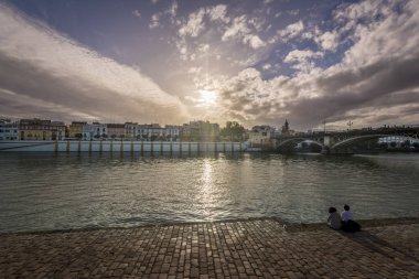 Guadalquivir Nehri ve Sevilla, Endülüs, İspanya bölgesinde Triana görünümü