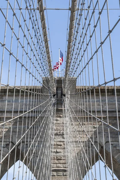 ABD bayrağı ile Brooklyn Köprüsü — Stok fotoğraf