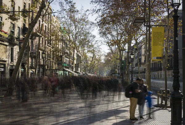 Rambla Barcelona druk in lage sluitertijd — Stockfoto