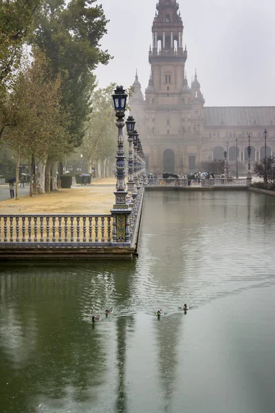 Βροχερή μέρα στην ισπανική πλατεία ή Plaza de Espana Sevilla, Ισπανία — Φωτογραφία Αρχείου