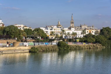 Katedrali, Giralda Kulesi ve Guadalquivir Nehri Sevilla, İspanya.
