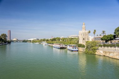 Altın kule ya da Torre del Oro, Guadalquivir Nehri, Sevilla, İspanya.