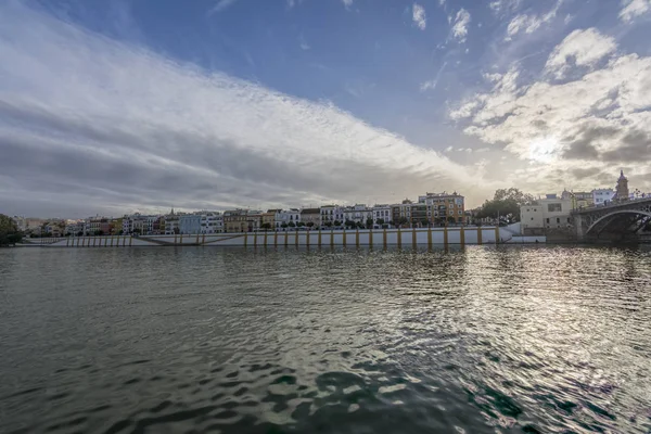 Guadalquivir Nehri ve Sevilla, Endülüs, İspanya bölgesinde Triana görünümü — Stok fotoğraf