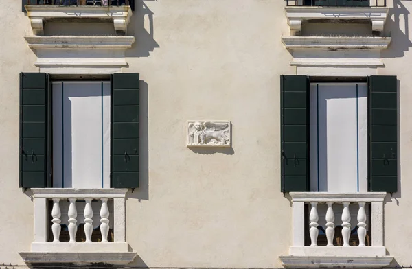 Венецианский крылатый лев на фасаде — стоковое фото