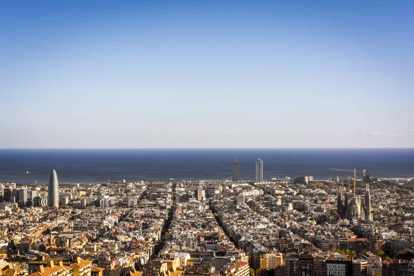 Bekijken van Barcelona, toren Agbar, de twin towers en de Sagrada Familia basiliek — Stockfoto