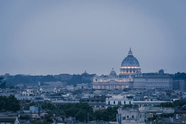 Cattedrale di San Pietro a Roma, Italia. Ora del tramonto — Foto Stock