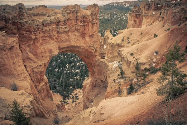 Formación de rocas puente natural en el Parque Nacional del Cañón de Bryce , — Foto de Stock