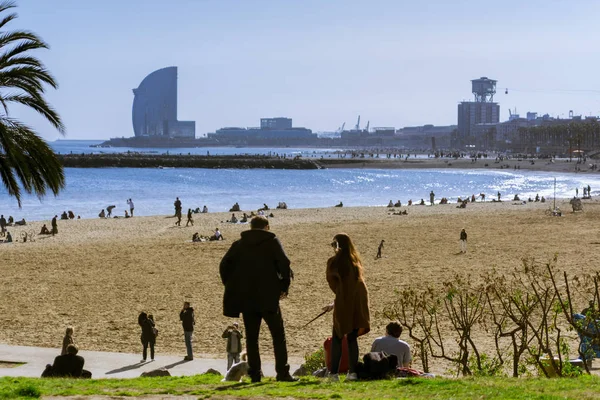 Jonge mensen genieten van het uitzicht op het strand van Barceloneta in Barcelona, Spanje Spanje. — Stockfoto