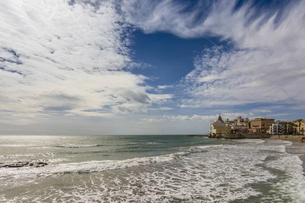 Vue grand angle sur la plage de San Sebastian, Sitges — Photo