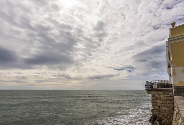 Casa varanda em frente ao mar — Fotografia de Stock