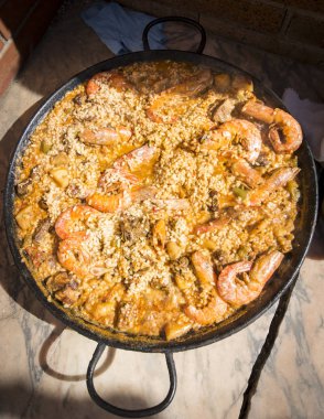Tipik ve geleneksel İspanyol paella