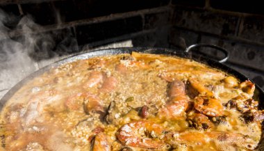 Tipik ve geleneksel İspanyol paella