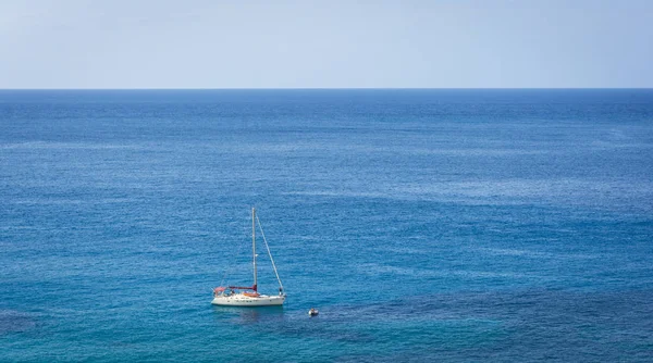 Jacht żaglowy na błękitne wody Morza Śródziemnego na wyspie Ibiza — Zdjęcie stockowe