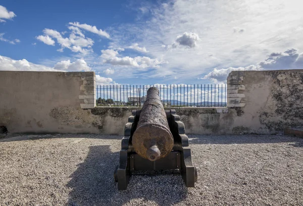 Canone di ferro arrugginito montato sopra un vecchio forte . — Foto Stock