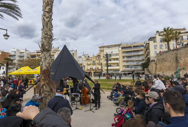 Sitges, Spagna - 5 marzo 2017: musicisti di strada al 59th Vintage Car Rally Barcelona-Sitges — Foto Stock