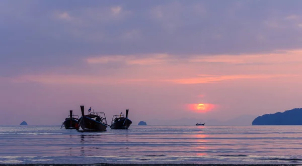 Thailand Andaman sea sunset with long tail boats silhouette — Stock Photo, Image