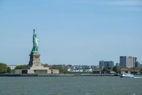 Arka görünümünde Manhattan ile New York'taki Özgürlük heykeli — Stok fotoğraf