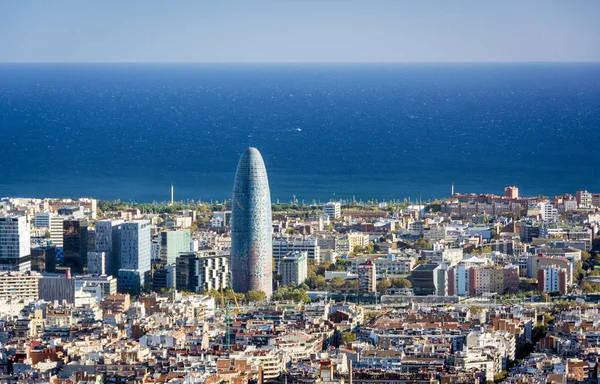 Переглянути Барселони, вежа Агбар і Середземне море — стокове фото