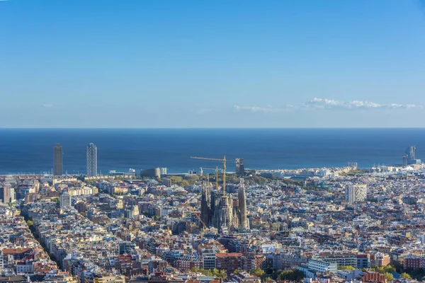 Вид морських skyline Барселона, вежі-близнюки та собор Святого Сімейства — стокове фото