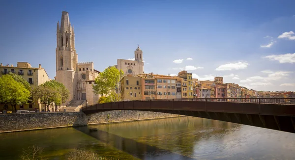 Ponte de Sant Feliu e igreja de Sant Feliu em Girona, Catalunha, Espanha — Fotografia de Stock
