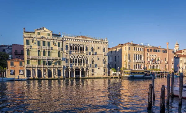 Fachada del palacio Ca DOro en el Gran Canal de Venecia, Italia — Foto de Stock