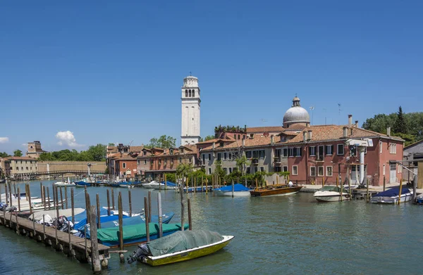 Canal e iglesia de San Pietro di Castello en Venecia — Foto de Stock
