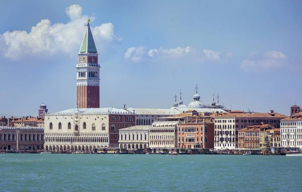 Célèbre tour San Marco et le palais Doges front de mer à Venise, Italie , — Photo