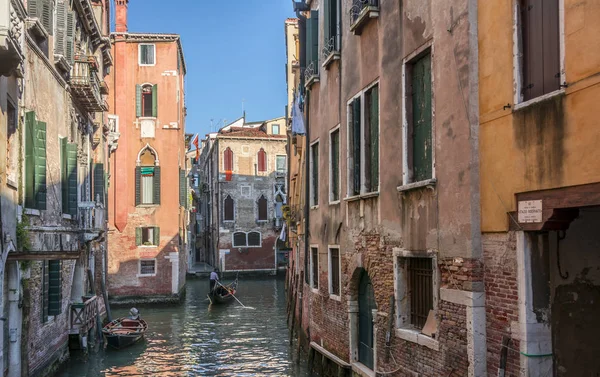 Venetian gondolier on small canal in Venice, Italy. — Stock Photo, Image