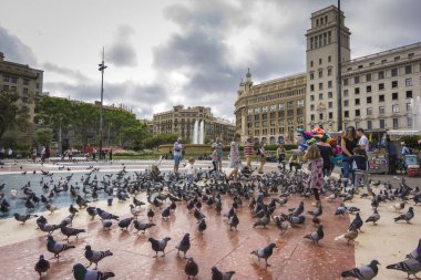 Barcelona, 07 Mayıs 2017: insanlar La Rambla yakın Placa de Catalunya güvercin besleme