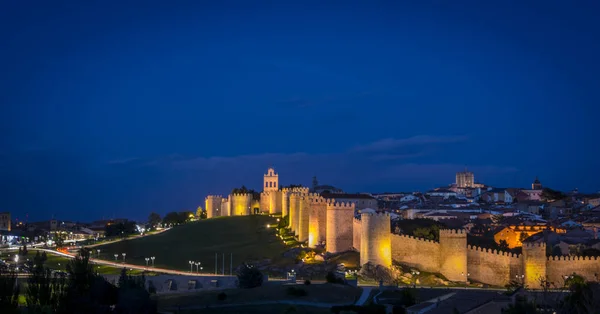 在蓝色的时刻，卡斯蒂利亚-莱昂，西班牙阿维拉历史性城市的全景视图 — 图库照片
