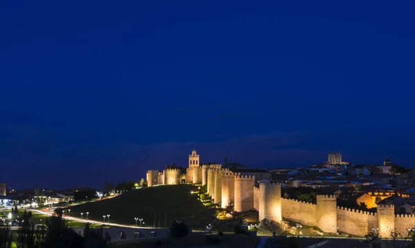 Vista panorámica de la histórica ciudad de Ávila a la hora azul, Castilla y León, España — Foto de Stock