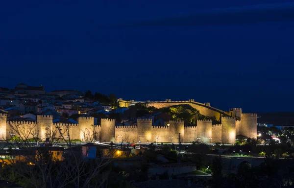 Vista panoramica della storica città di Avila all'ora blu, Castilla y Leon, Spagna — Foto Stock
