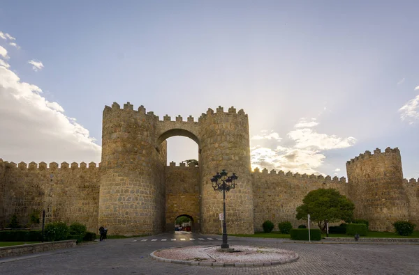 Puerta de San Vicente y Murallas de la histórica ciudad de Ávila, Castilla y León, España — Foto de Stock
