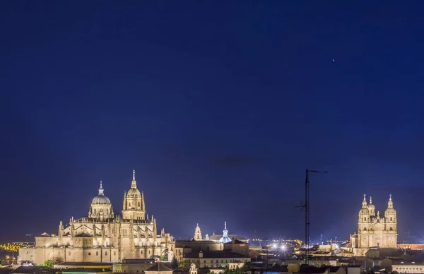 Vedere de noapte a peisajului orașului Salamanca — Fotografie, imagine de stoc