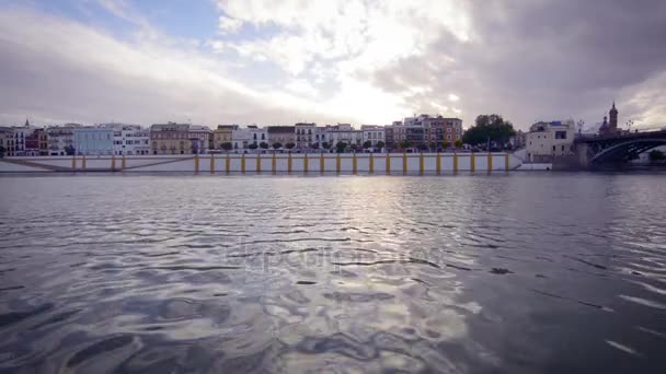 Vista del río Guadalquivir y del barrio de Triana en Sevilla, Andalucía, España — Vídeo de stock