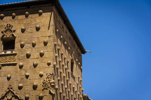 A homlokzat a Casa de las Conchas, Salamanca, Spanyolország. külső kép lövés a nyilvános padló — Stock Fotó