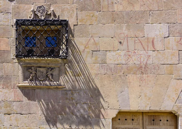 Ventana con rejas en Fachada de la Casa de las Conchas en Salamanca, España. imagen exterior tomada desde el suelo público —  Fotos de Stock