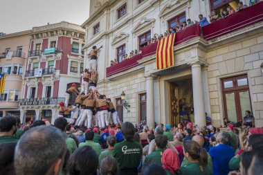 Reus, İspanya - 17 Haziran 2017: Castells, bir castell geleneksel olarak festivaller Catalonia içinde yerleşik bir insan kulesi performanstır.
