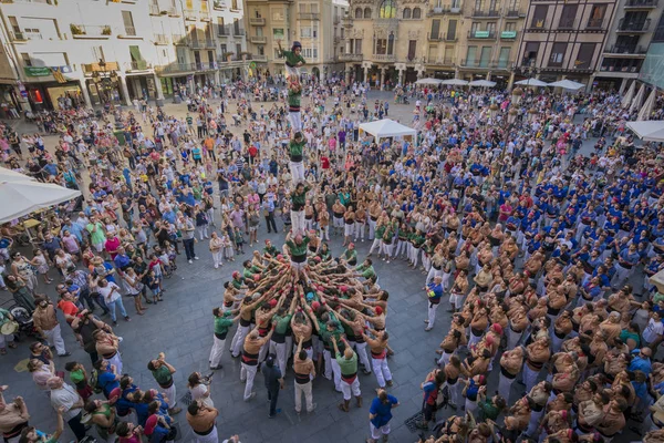Reus, España - 17 de junio de 2017: Castells Performance, un castell es una torre humana construida tradicionalmente en festivales dentro de Cataluña . — Foto de Stock