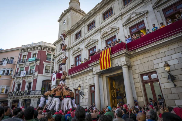 Reus, España - 17 de junio de 2017: Castells Performance, un castell es una torre humana construida tradicionalmente en festivales dentro de Cataluña . — Foto de Stock