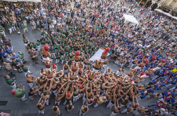 Reus, España - 17 de junio de 2017: Castells Performance, un castell es una torre humana construida tradicionalmente en festivales dentro de Cataluña . — Foto de Stock