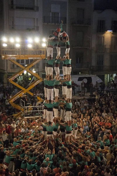 Reus, España - 03 de octubre de 2009: Castells Performance, un castell es una torre humana construida tradicionalmente en festivales dentro de Cataluña . — Foto de Stock