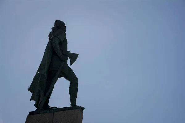 Leif Erikson silueta de estatua en Reykjavik, Islandia —  Fotos de Stock