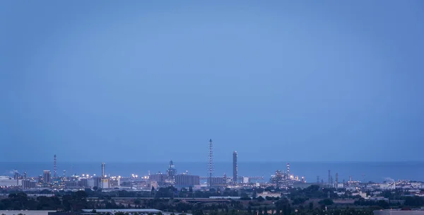 Usine pétrochimique à l'heure bleue — Photo