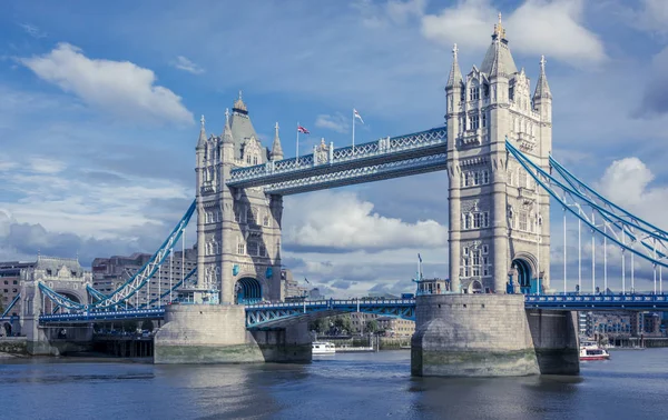 Turm von London und Brücke — Stockfoto