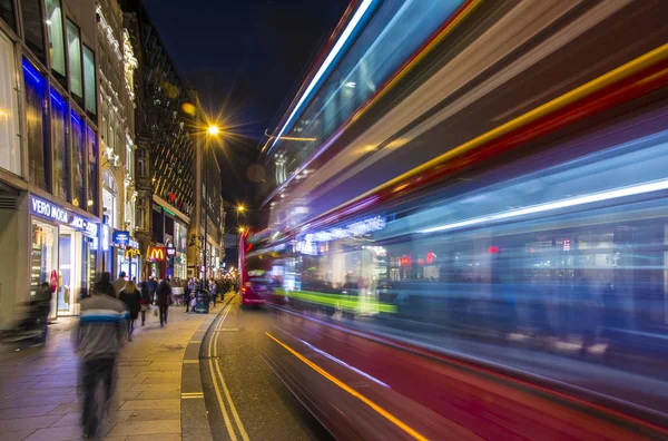 Лондон, Великобритания, 05 октября 2016: переполненная Оксфорд-стрит ночью , — стоковое фото
