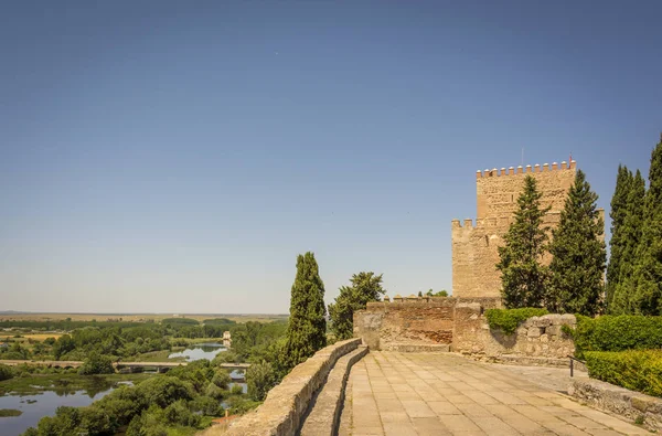 城堡的亨利二世在城罗德里戈，西班牙卡斯蒂利亚. — 图库照片
