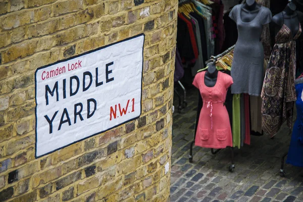 Middle Yard Straßenschild an einer gemauerten Mauer in Camden Lock Market London, Großbritannien — Stockfoto